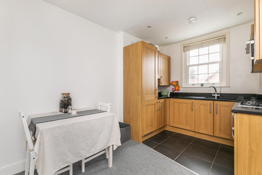 Burgage Mews, Alresford 2 bed ground floor flat £1,050 pcm (£242 pw)