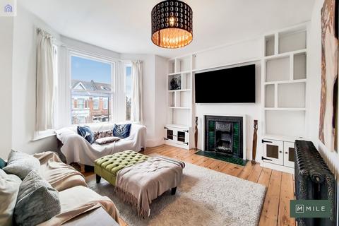 2 bedroom flat to rent, Bramston Road, London