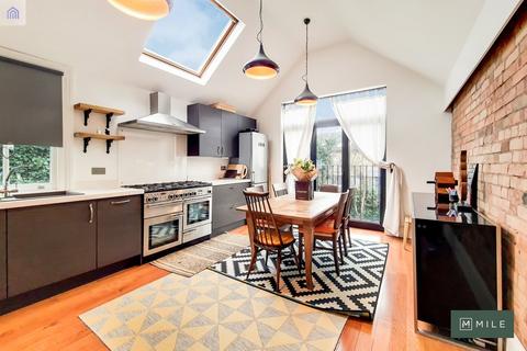 2 bedroom flat to rent, Bramston Road, London