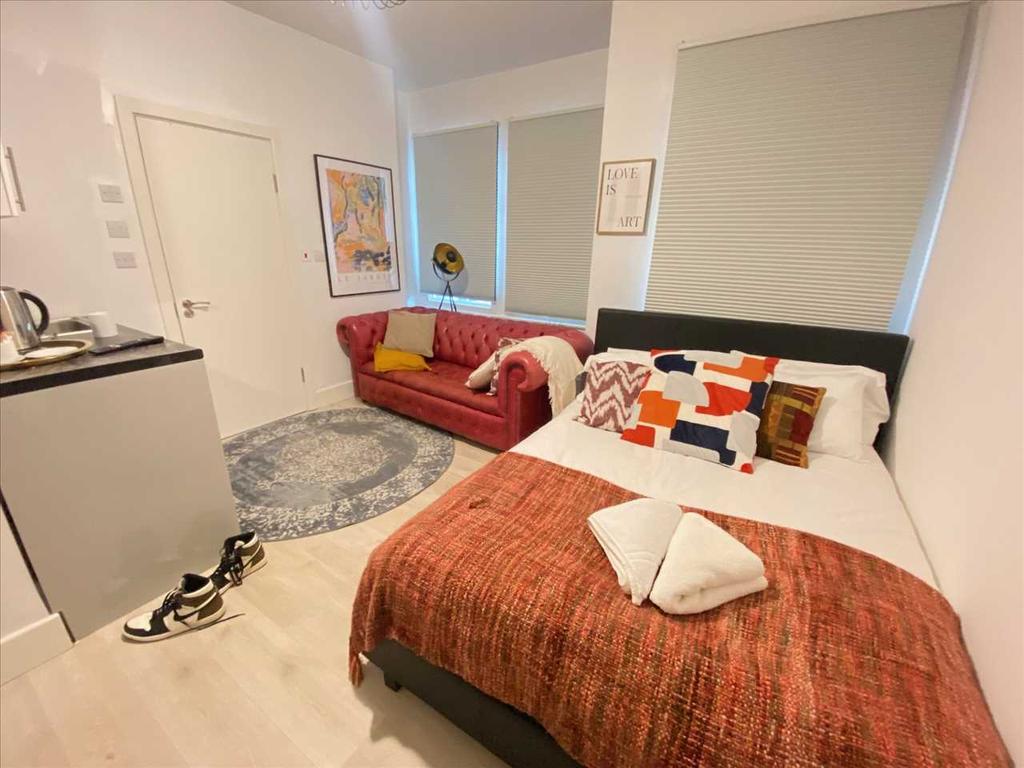 Greenford Avenue, Hanwell Studio £1,590 pcm (£367 pw)