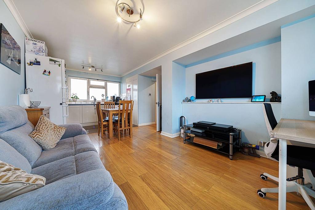 Redbridge Gardens, Camberwell, London, SE5 2 bed flat for sale £265,000