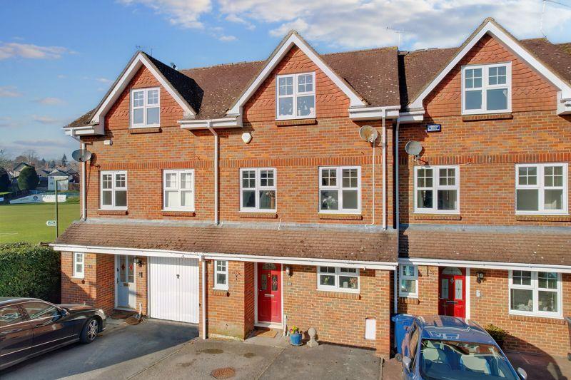 Crosby Way, Farnham 3 bed townhouse £525,000