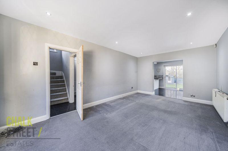 Warren Drive, Hornchurch, RM12 3 bed semidetached house £475,000