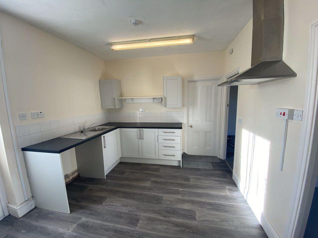College St, Ammanford, SA18 1 bed flat £550 pcm (£127 pw)