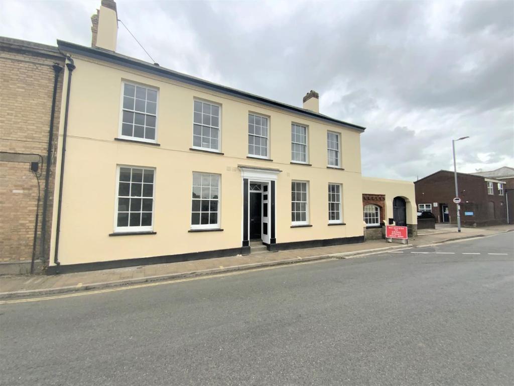 17 Castle Street, Barnstaple 1 bed flat to rent £625 pcm (£144 pw)