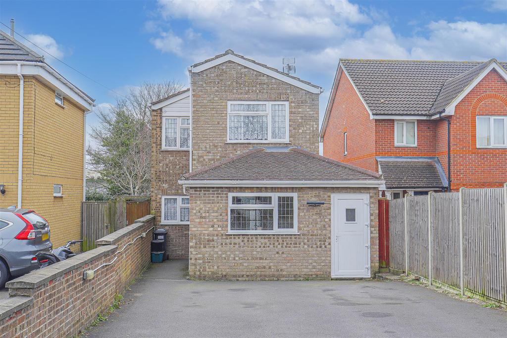 Salisbury Road, Hoddesdon 4 bed detached house £2,200 pcm (£508 pw)