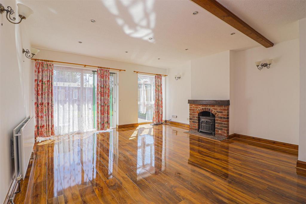 Salisbury Road, Hoddesdon 4 bed detached house £2,200 pcm (£508 pw)