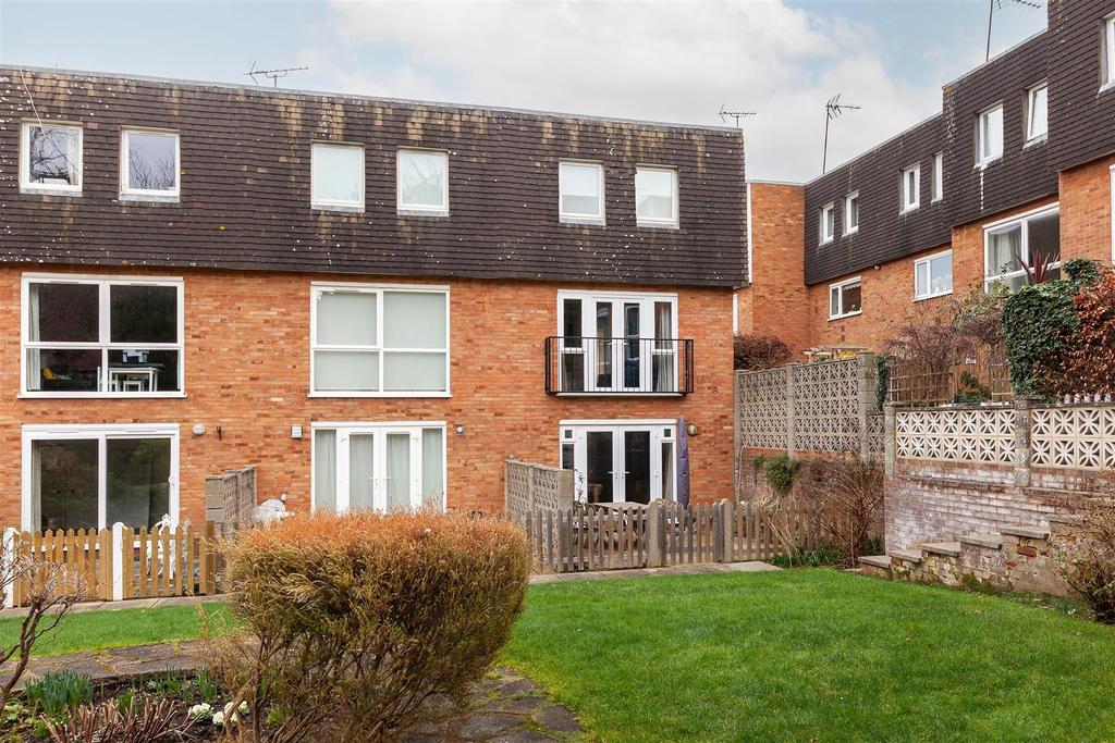 Balmoral Close, Westleigh Avenue, London 3 bed house £3,500 pcm (£808 pw)