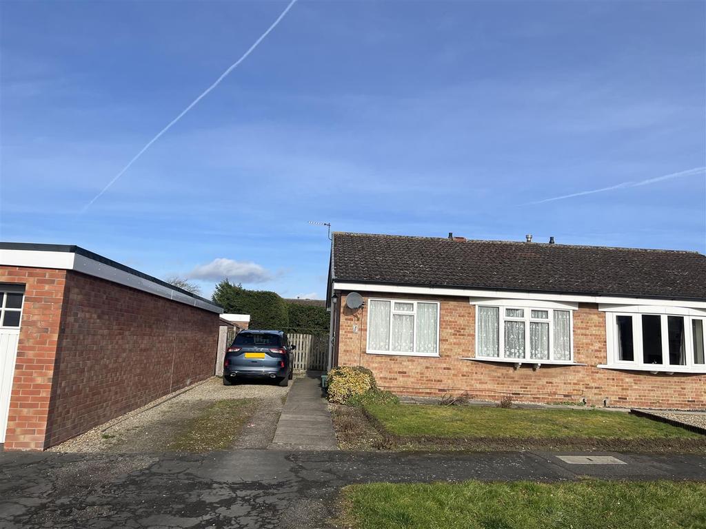 Beech Close, Market Weighton, York 2 bed semidetached bungalow £650