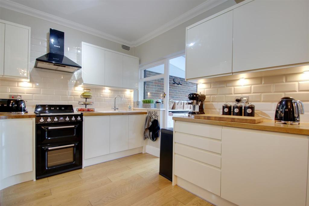 Pavilion Road, Worthing 4 bed end of terrace house £500,000