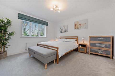Oak Tree House Winkfield Road, Windsor, SL4 4BA