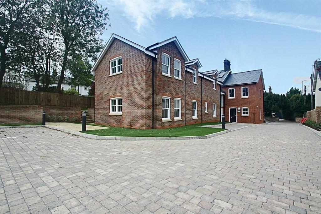 Western Road, Tring 2 bed apartment £1,200 pcm (£277 pw)