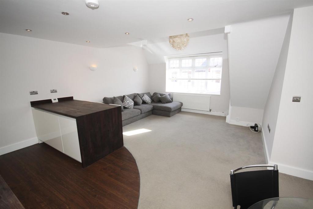 Woodhurst Avenue, Petts Wood 2 bed flat £1,700 pcm (£392 pw)