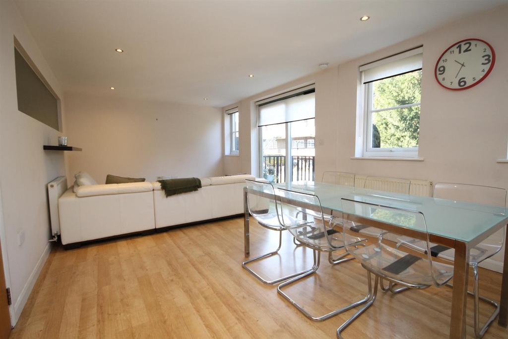 Flat 17a, 3 North Street, CARSHALTON 2 bed apartment £1,450 pcm (£335 pw)