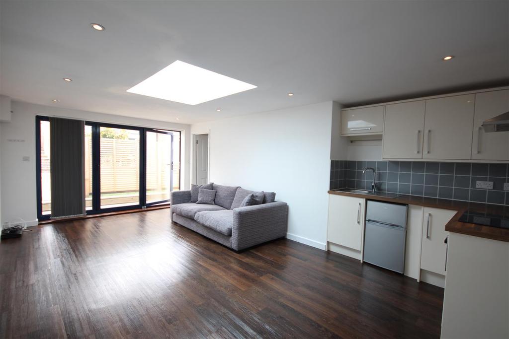 Greenfield Crescent, Brighton 1 bed flat £995 pcm (£230 pw)