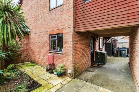 73 Barnfield Way, Oxted, RH8 9QG