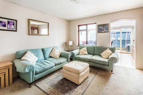 73 Barnfield Way, Oxted, RH8 9QG