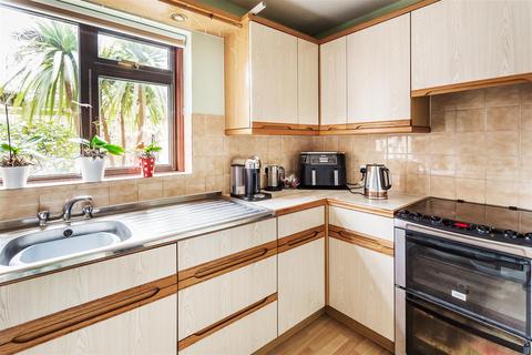 73 Barnfield Way, Oxted, RH8 9QG