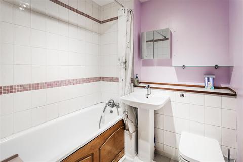 73 Barnfield Way, Oxted, RH8 9QG