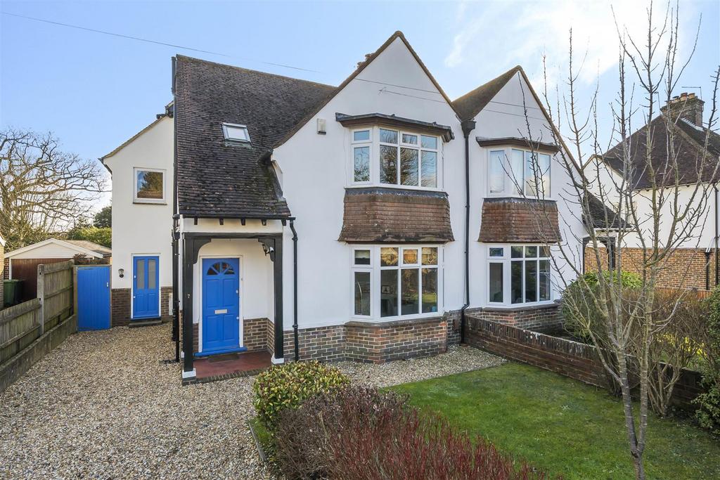 Woodbury Avenue, Petersfield 4 bed semidetached house £2,750 pcm (£635 pw)