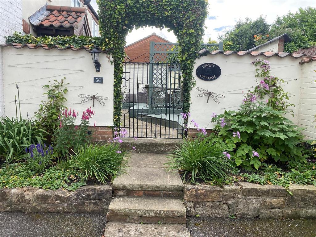 Kneeton Road, East Bridgford, Nottingham 2 bed cottage for sale £290,000