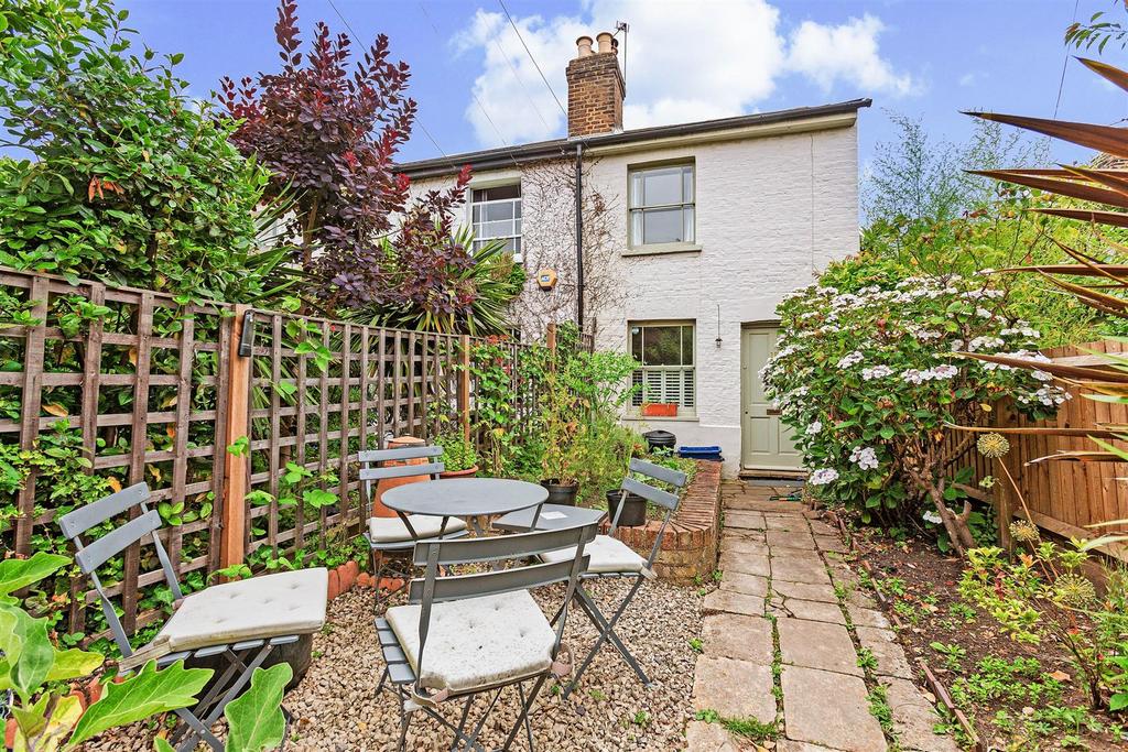 Thorne Passage, Barnes, SW13 2 bed end of terrace house £800,000