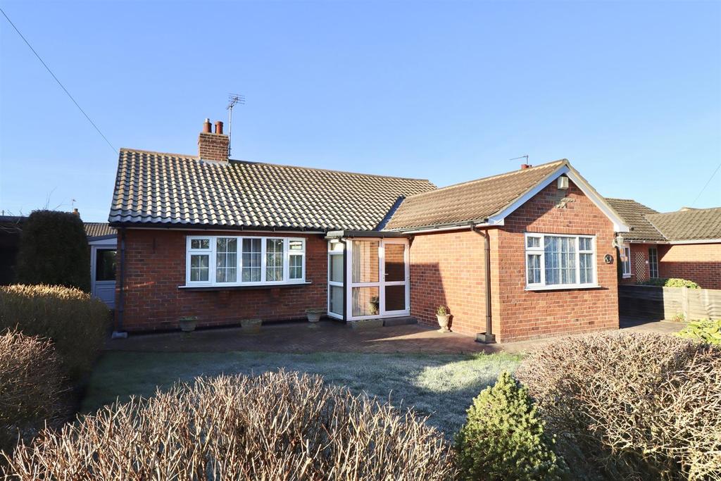 Greenside, Dunnington, York 3 bed detached bungalow £1,200 pcm (£277 pw)