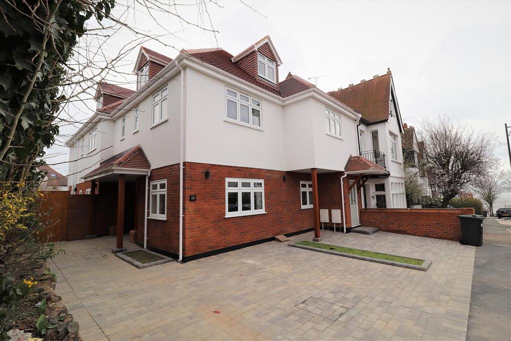 Leigh Cliff Road, LeighOnSea 3 bed apartment £2,100 pcm (£485 pw)