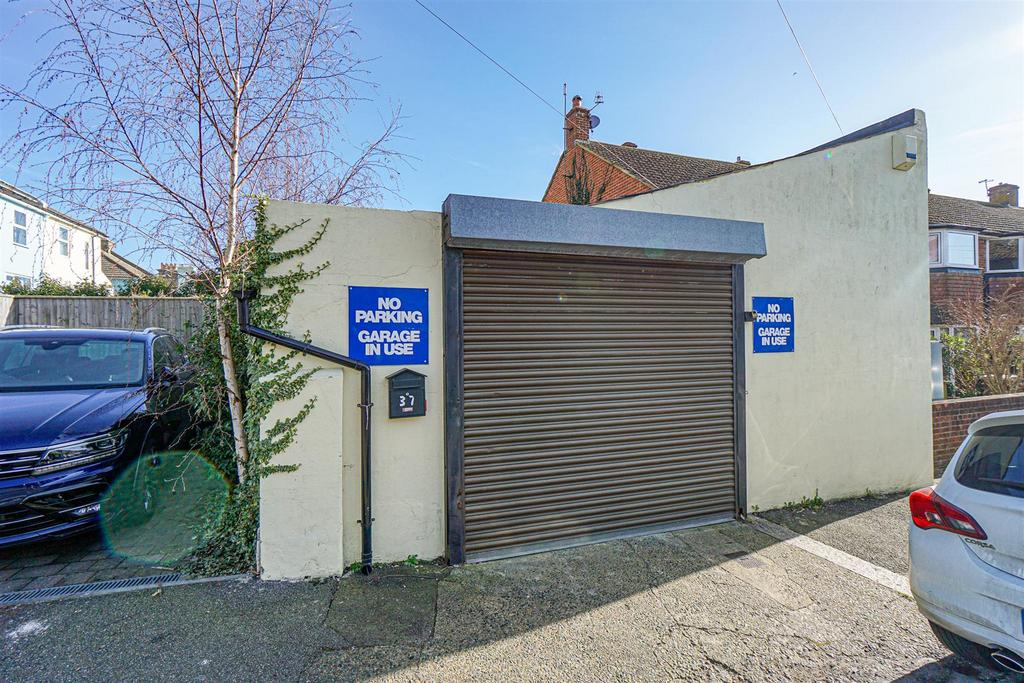 Strood Road, St. LeonardsOnSea Garage £120,000