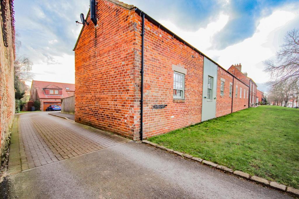 BARN CONVERSION Manor Farm Court, Stockton, TS21 1GL 4 bed semidetached house £