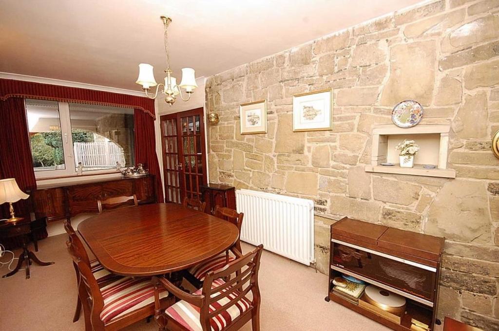 DINING ROOM.jpg