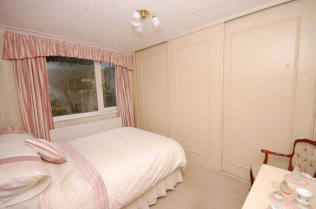 BEDROOM 1.jpg