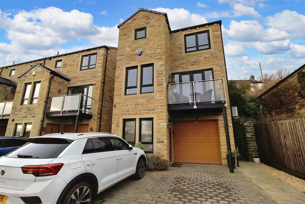 Church View, Kirkheaton, Huddersfield, HD5 0NW 3 bed detached house for
