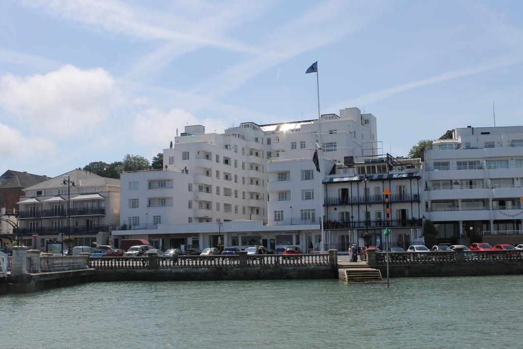 Osborne Court, The Parade, Cowes 1 bed apartment to rent £895 pcm (£