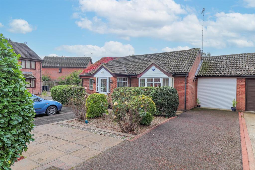 Pinecroft Way, Needham Market, Ipswich 2 bed detached bungalow for sale