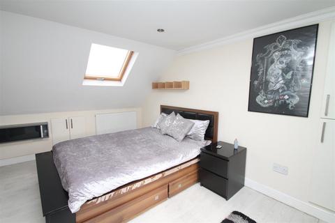 39 Pembroke Road, London, N13 5NR