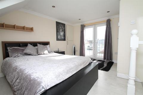 39 Pembroke Road, London, N13 5NR