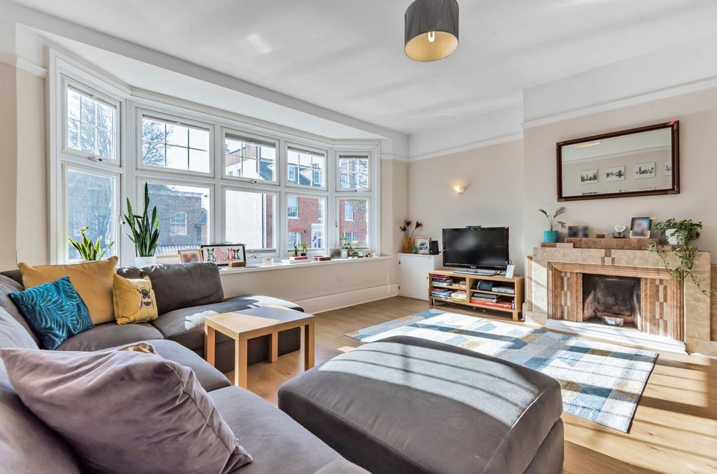 Broad Street, Wokingham, RG40 3 bed apartment £1,750 pcm (£404 pw)