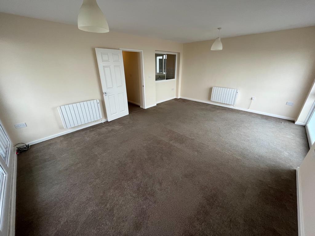 The Parade, BirchingtononSea, CT7 2 bed flat to rent £1,100 pcm (£
