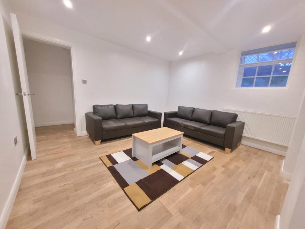 London Road, Isleworth TW7 4 bed flat to rent £2,350 pcm (£542 pw)