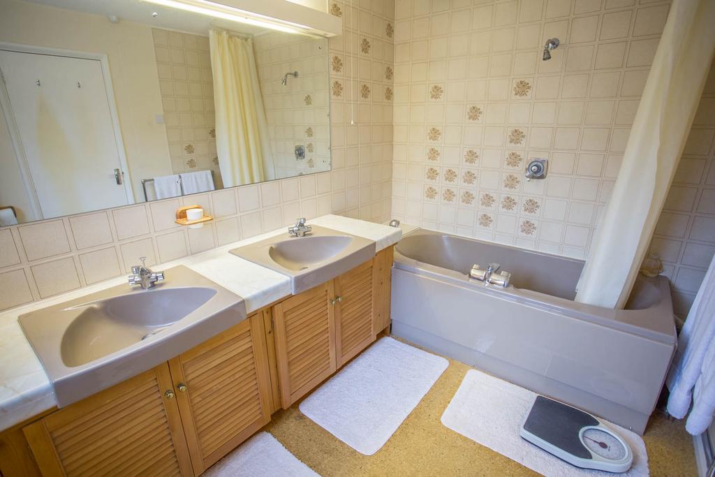 Large en-suite