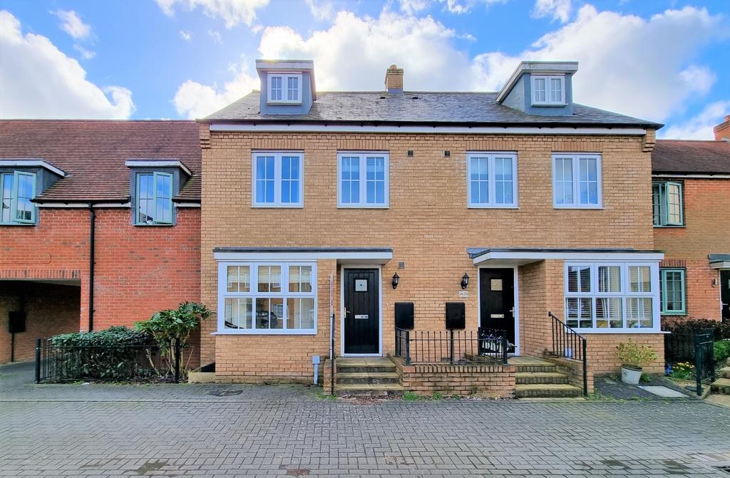 Constance Street, Buckingham, MK18 7RG 4 bed townhouse £1,550 pcm (£