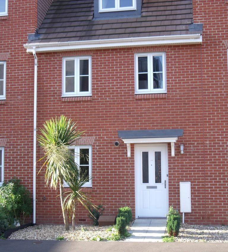 Vixen Drive, Aldershot GU12 3 bed terraced house £1,550 pcm (£358 pw)