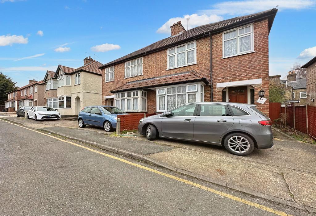 Wilmar Close, Uxbridge 3 bed semidetached house £1,600 pcm (£369 pw)