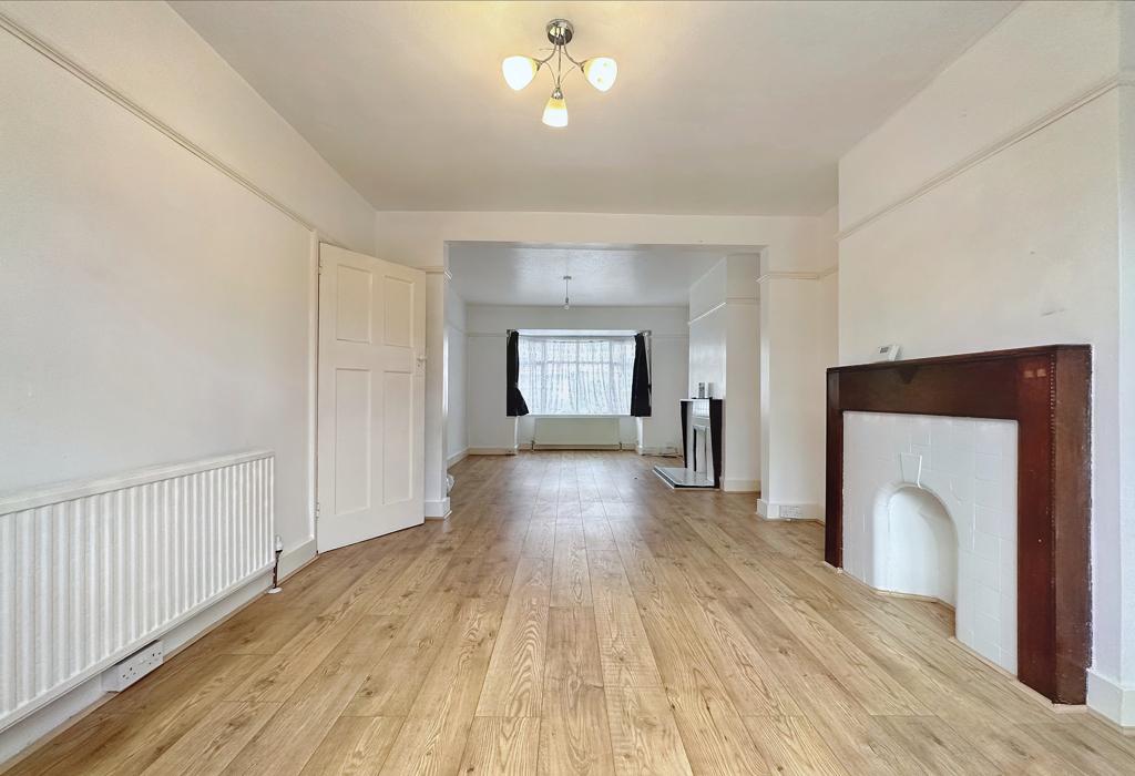 Wilmar Close, Uxbridge 3 bed semidetached house £1,600 pcm (£369 pw)