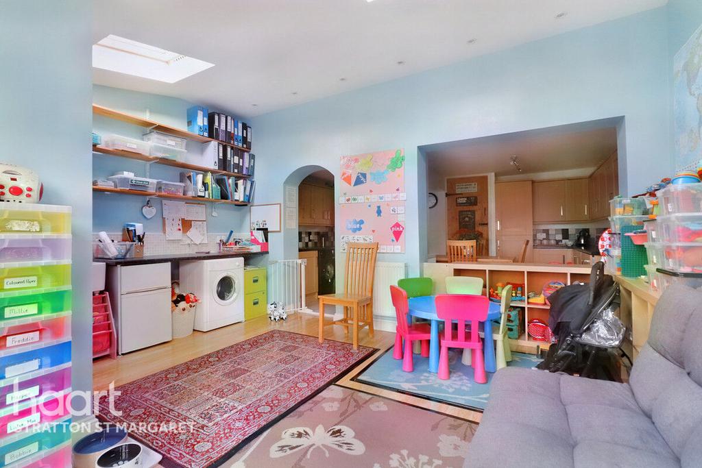 Hathaway Road, Swindon 3 bed end of terrace house for sale £270,000