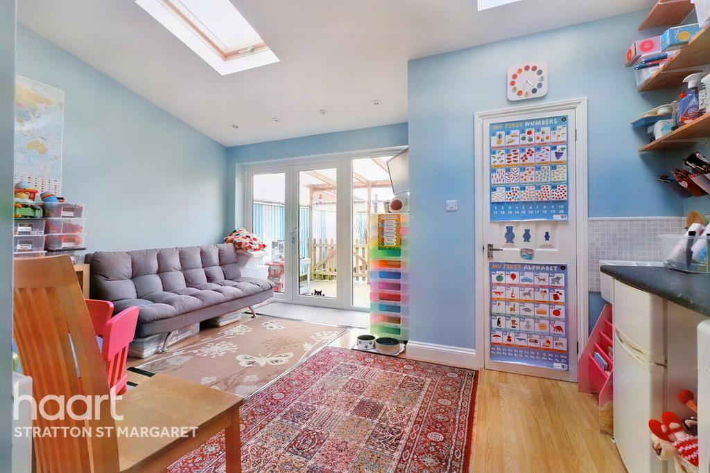 Hathaway Road, Swindon 3 bed end of terrace house for sale £270,000