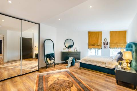 3 bedroom flat for sale, Dickens Yard, Ealing, London, W5