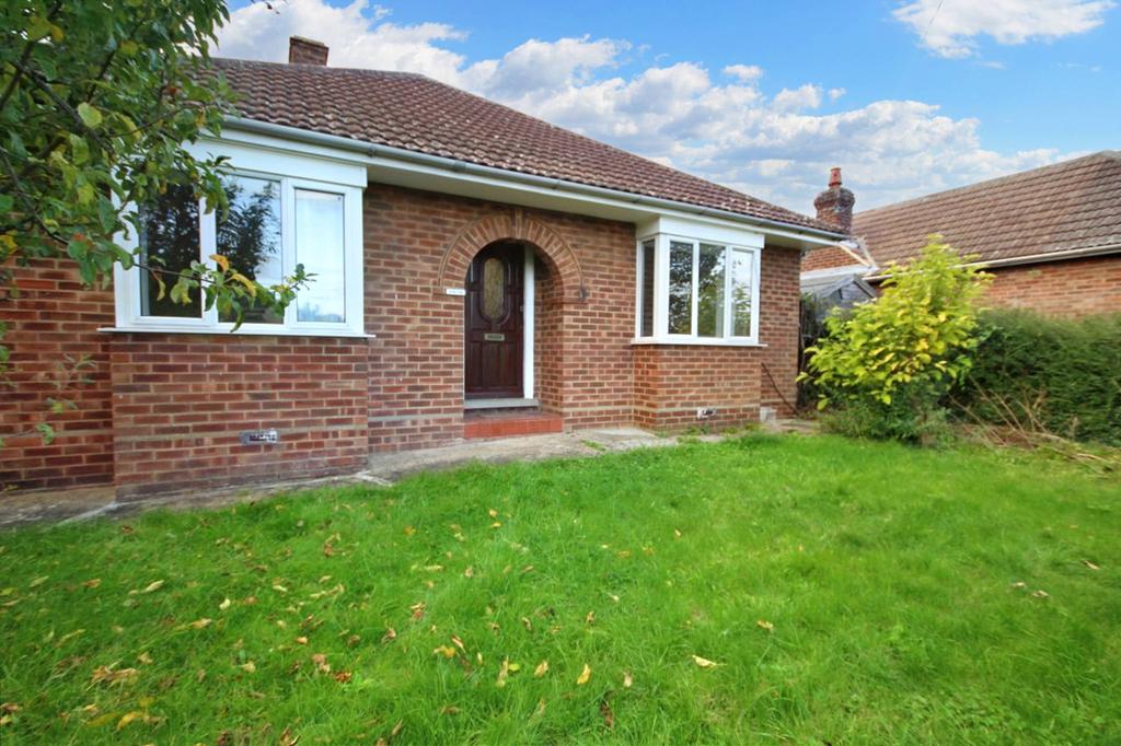 Crowland Road, Haverhill CB9 3 bed detached bungalow £1,050 pcm (£242 pw)