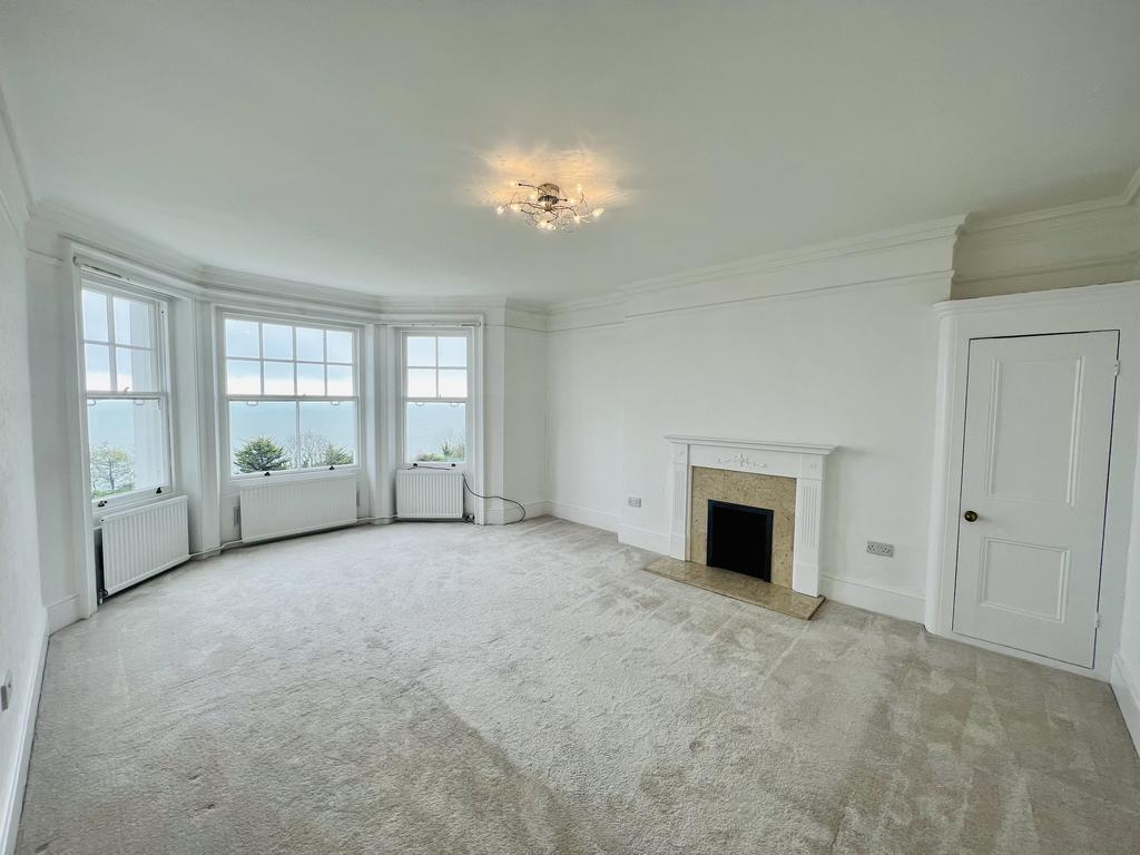 Chatsworth Gardens, Eastbourne BN20 3 bed flat £1,295 pcm (£299 pw)